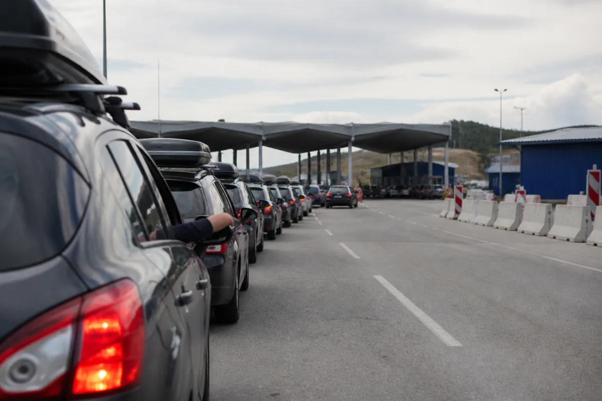 Черга легкових автомобілів на митному контролі на кордоні