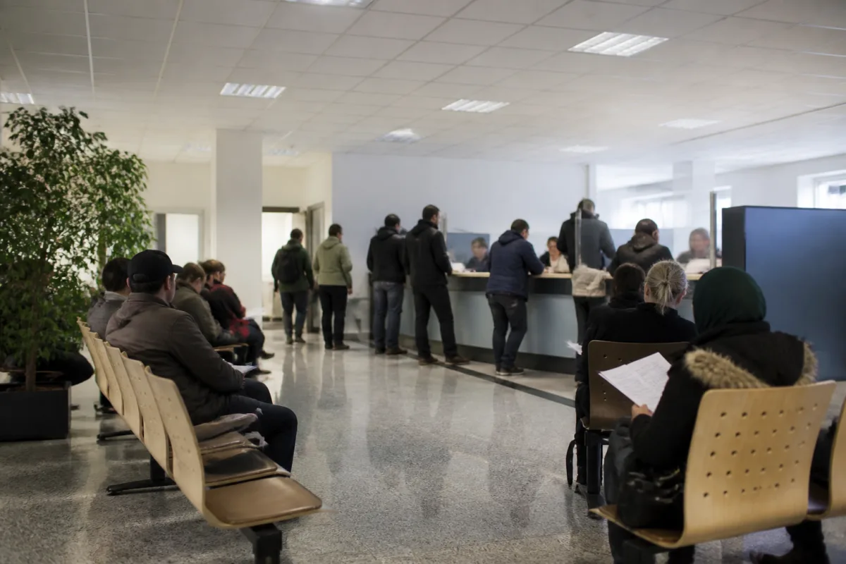 Черга людей біля входу до відділення Jobcenter у Німеччині