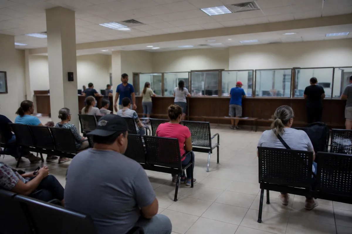 Черга людей біля офісу відомства з документами в руках