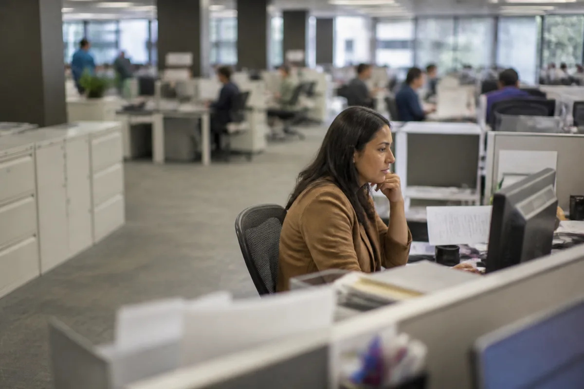 A dedicated commercial office with company staff as a mandatory condition for the L1 visa