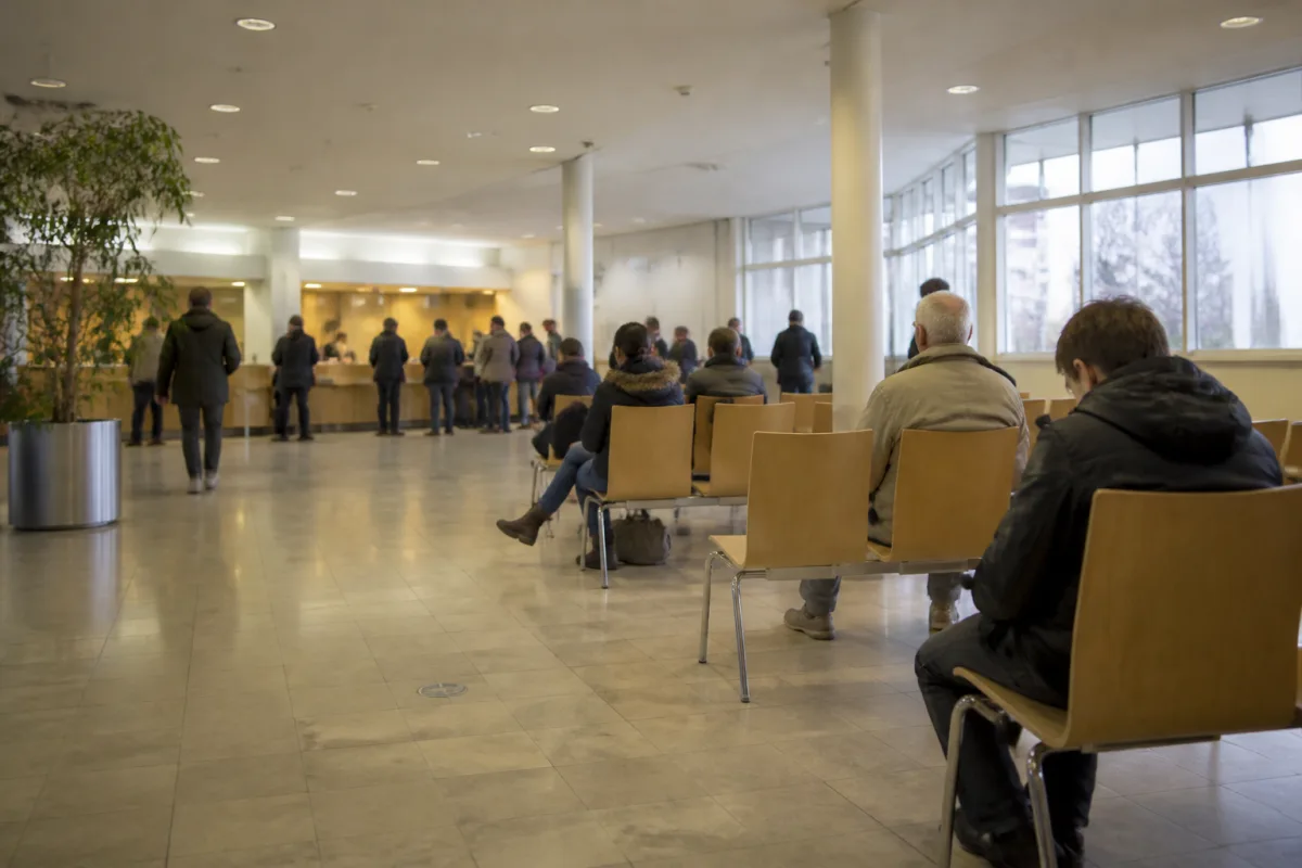 Ілюстрація переходу на медичне страхування Asylbewerberleistungsgesetz та зміни інстанції працевлаштування