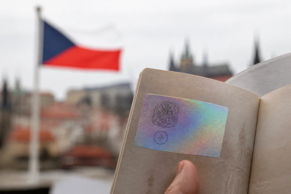 Не вклеїли наклейку тимчасового захисту в Чехії до 30 вересня: що робити зараз