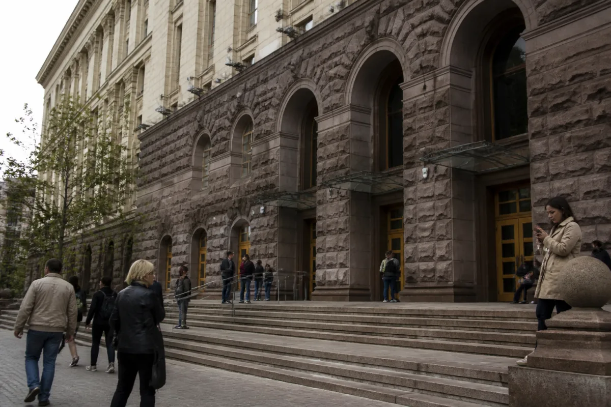 Здание суда в Киеве с логотипом Минюста, входные двери