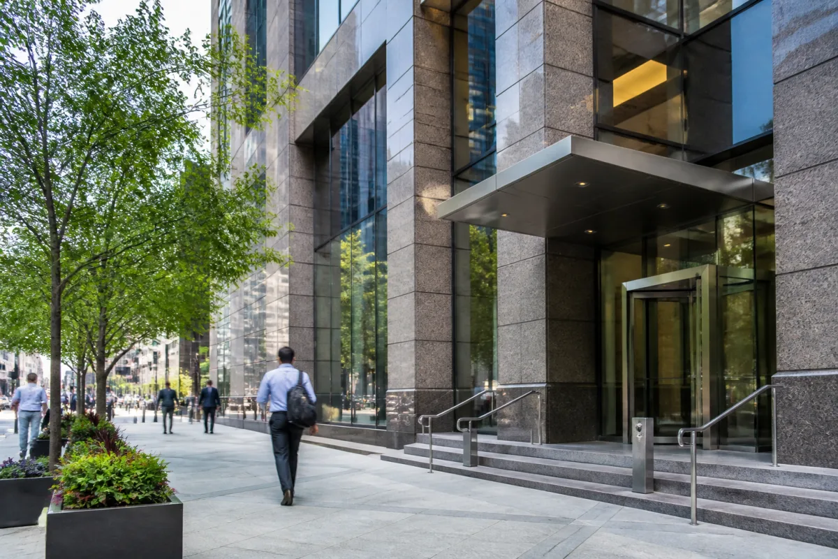Comparison table of office requirements for L1 and E2 visas: size, lease term, type of space