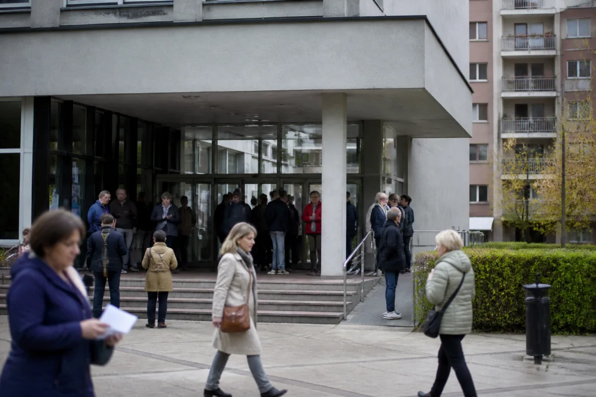 Timelines for residence and resident cards in Poland by basis: employment, business, incubator