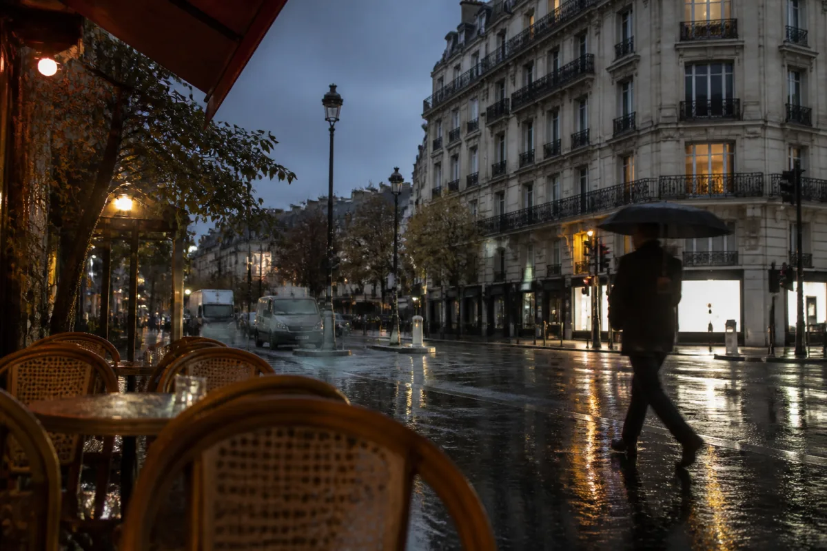 Timeline of French residence permit processing: receipt, extension, and the four-month deadline before denial