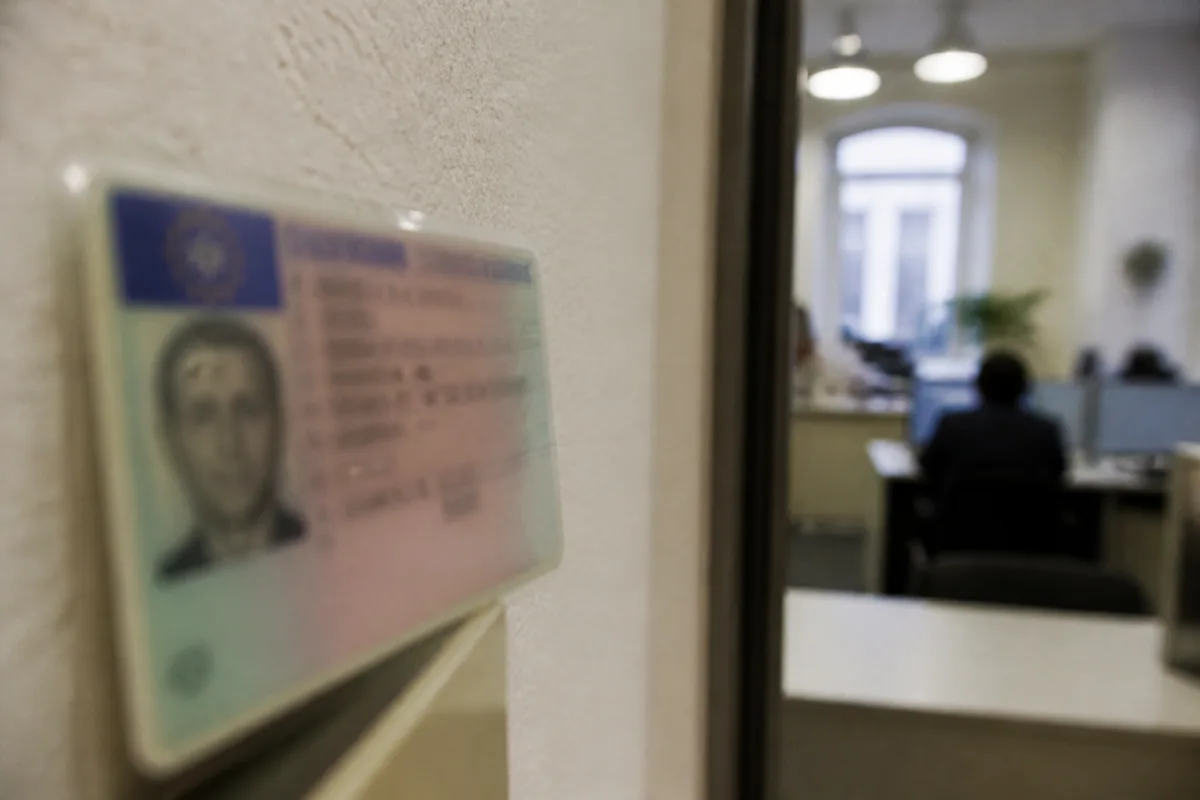 Бланк заяви та посвідчення водія на стійці відділу транспортного управління
